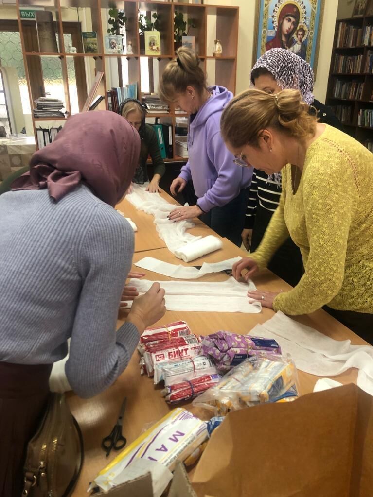 Сочинцы совместно с храмом отправили тонну гумпомощи бойцам СВО и начали делать свечи - РИА Новости, 1920, 11.12.2023