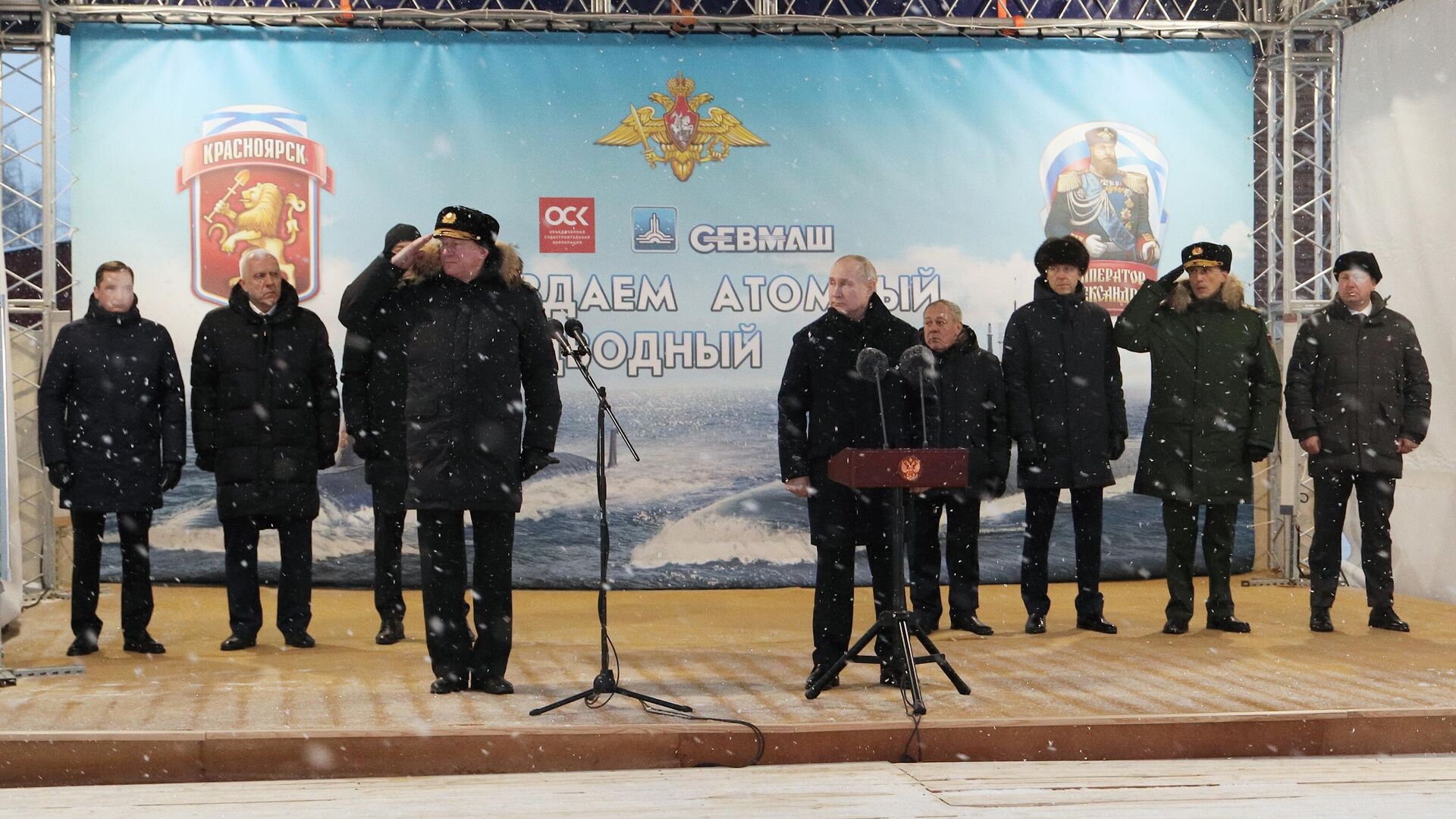 Владимир Путин принимает участие в торжественной церемонии подъема военно-морских флагов в 2023 году - РИА Новости, 1920, 10.01.2024