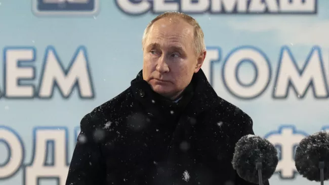 Президент РФ Владимир Путин принимает участие в торжественной церемонии подъема военно-морских флагов на атомных подводных крейсерах Император Александр III и Красноярск в Северодвинске. 11 декабря 2023