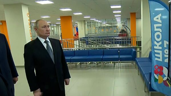 Путин посетил крупнейшую школу в Архангельске