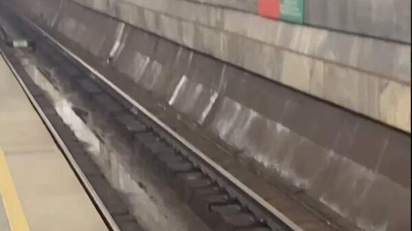 Станцию метро Олимпийская в Киеве начинает затапливать. Кадр очевидца