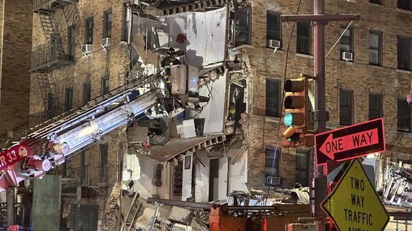 Место обрушения шестиэтажного многоквартирного дома в Бронксе в Нью-Йорке. 12 ноября 2023