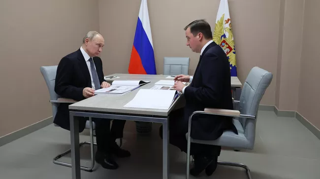 Президент РФ Владимир Путин и губернатор Архангельской области Александр Цыбульский во время встречи. 11 декабря 2023