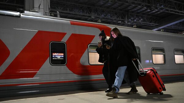 Пассажиры на перроне Казанского вокзала перед отправкой первого поезда по туристическому маршруту В Сибирь