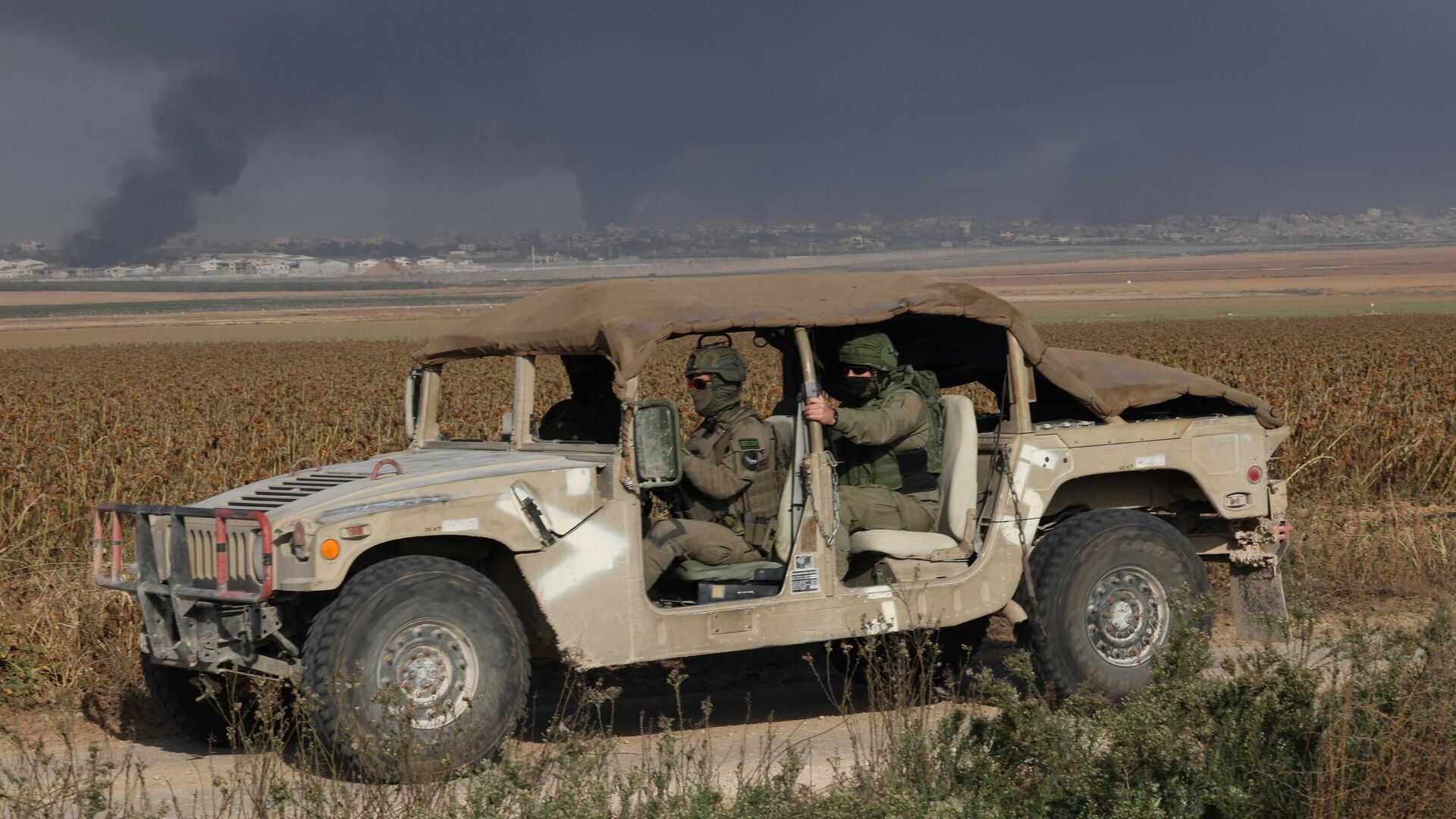 Автомобиль израильской армии на фоне клубов дыма, поднимающихся над сектором Газа Автомобиль израильской армии на фоне клубов дыма, поднимающихся над сектором Газа - РИА Новости, 1920, 12.12.2023