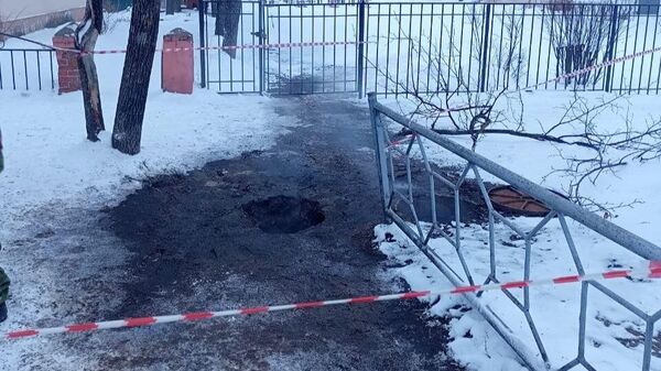 Место происшествия, где несколько школьников провалились в яму, образовавшуюся после прорыва теплотрассы в Ивановской области. 12 декабря 2023
