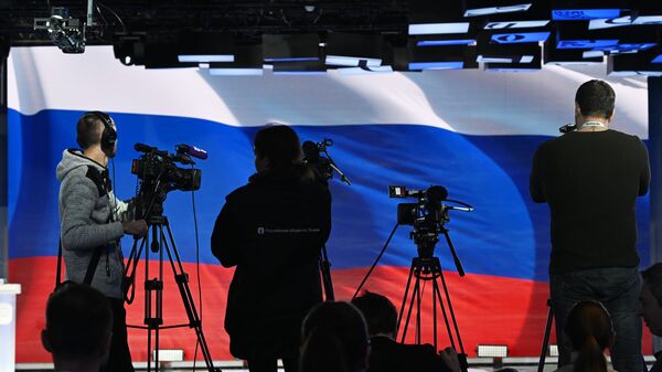Представители СМИ на фоне флага Российской Федерации