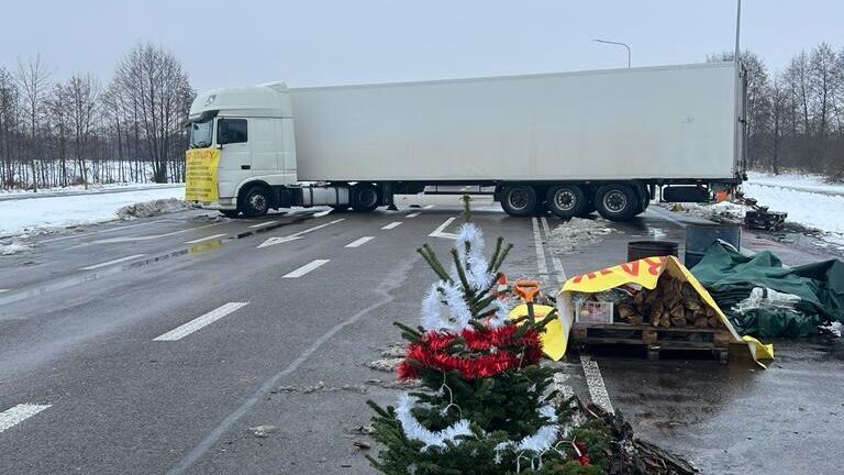 Грузовик на дороге в районе пункта пропуска на границе Польши и Украины - РИА Новости, 1920, 19.02.2024
