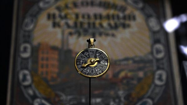 Брошь-подвеска со знаками зодиака, представленная на выставке Под знаком зодиака в Историческом музее в Москве. На выставке представлены уникальные памятники, демонстрирующие знаки зодиака и их трактовку