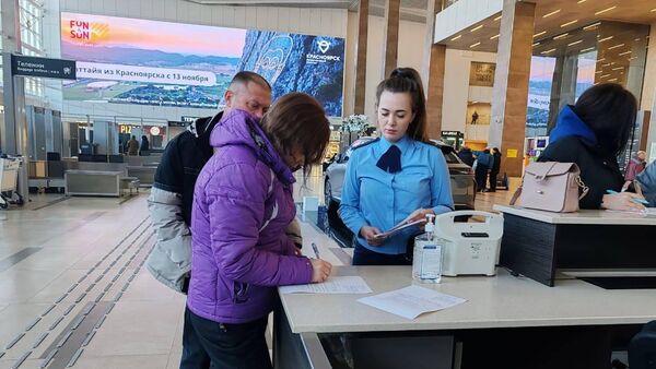 Мобильная приемная, организованная Западно-Сибирской транспортной прокуратурой в аэропорту Красноярска. 12 декабря 2023