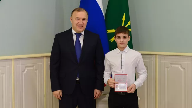 Глава Адыгеи Мурат Кумпилов в День Конституции вручил паспорта школьникам