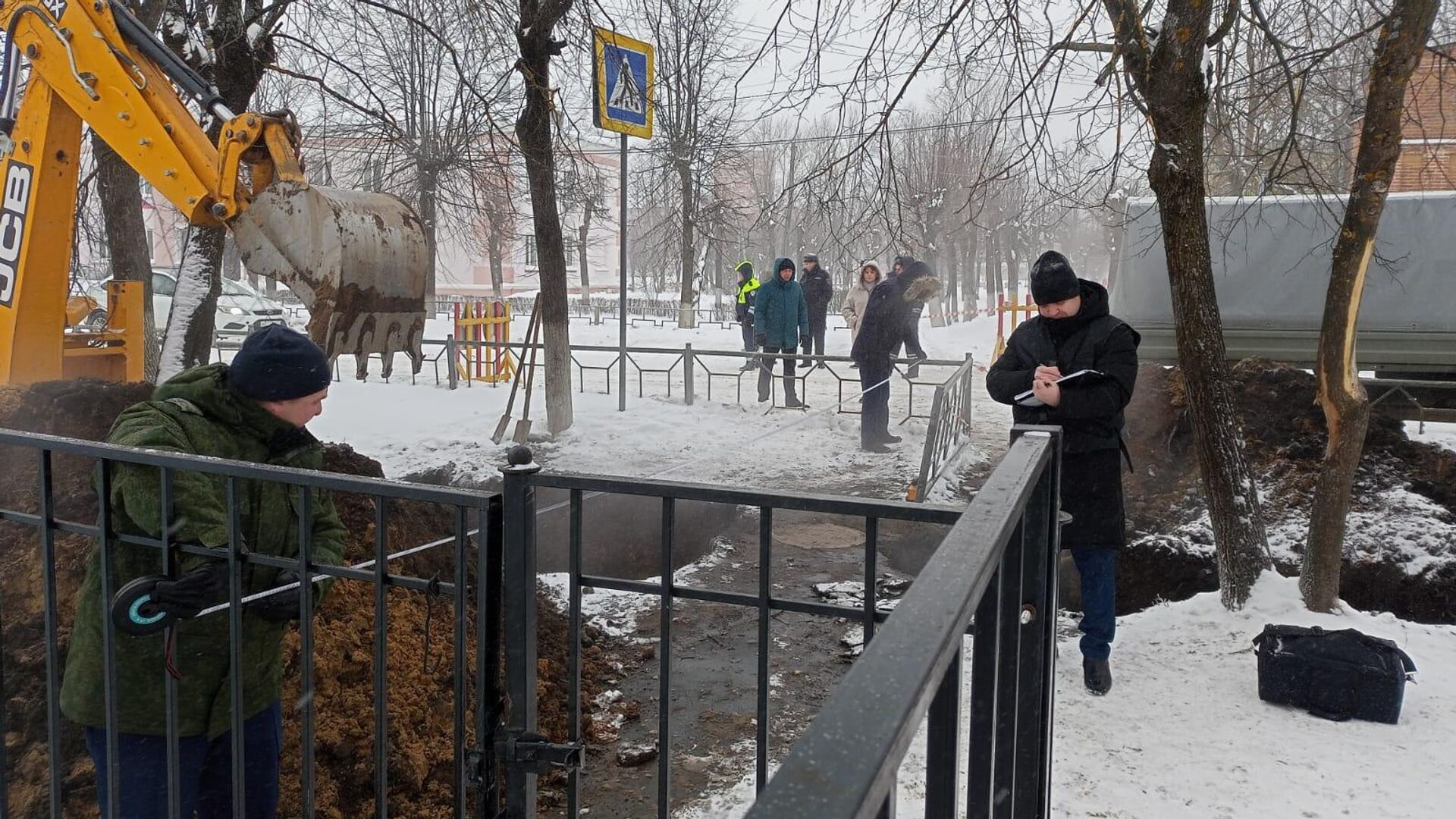 На улице Пушкина в городе Южа пятеро несовершеннолетних провалились в образовавшийся из-за аварии трубопровода провал грунта возле люка - РИА Новости, 1920, 12.12.2023