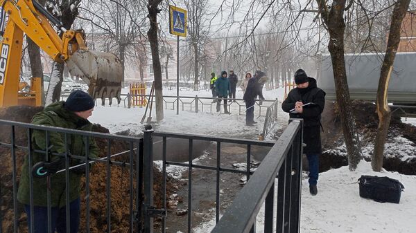 На улице Пушкина в городе Южа пятеро несовершеннолетних провалились в образовавшийся из-за аварии трубопровода провал грунта возле люка