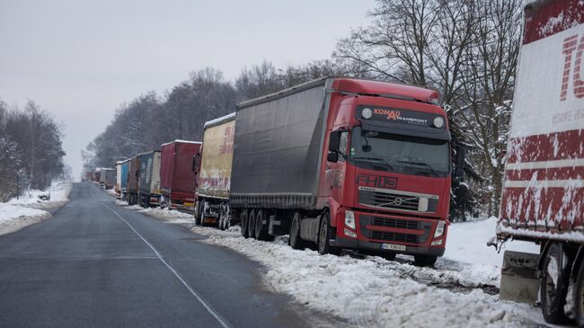 Украинские большегрузные автомобили на польско-украинской границе возле КПП Корчова