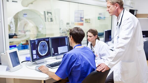Доктора смотрят на компьютерную томографию пациента