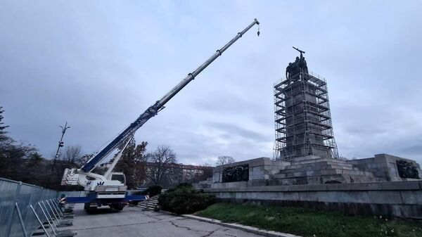 Демонтаж памятника Советской армии в Софии