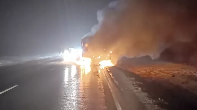 Место возгорания микроавтобуса на трассе под Калининградом