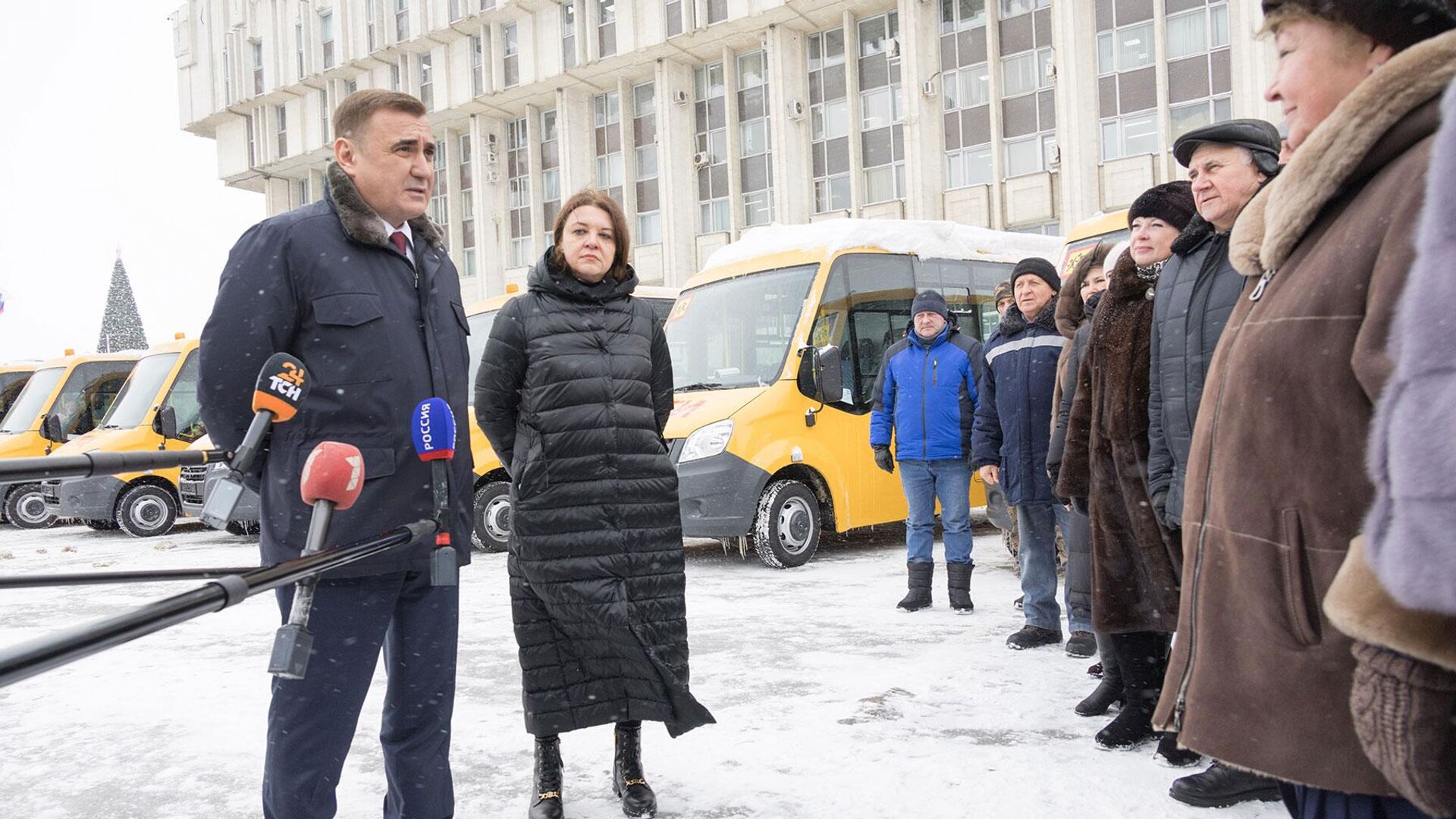 Губернатор Алексей Дюмин во время церемонии передачи новых автобусов школам - РИА Новости, 1920, 12.12.2023