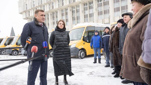 Губернатор Алексей Дюмин во время церемонии передачи новых автобусов школам