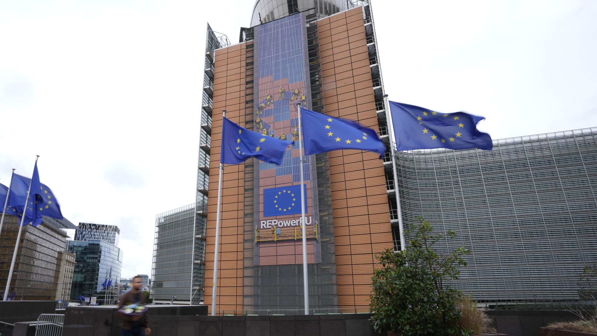 Флаги у здания Еврокомиссии в Брюсселе - РИА Новости, 1920, 15.05.2024