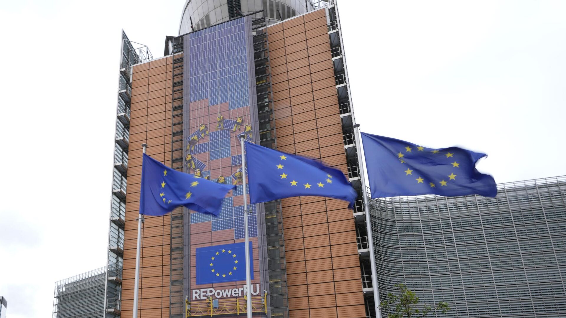 Флаги у здания Еврокомиссии в Брюсселе - РИА Новости, 1920, 15.05.2024