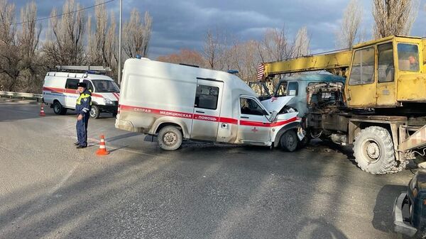 Место ДТП с участием машины скорой помощи и автокрана в Крыму