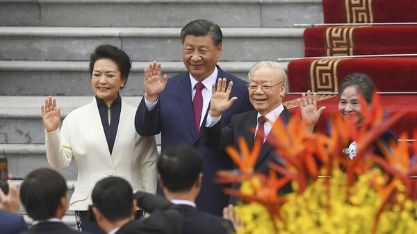 Президент Китая Си Цзиньпин с женой и генеральный секретарь Коммунистической партии Вьетнама Нгуен Фу Чонг на церемонии встречи в президентском дворце в Ханое, Вьетнам