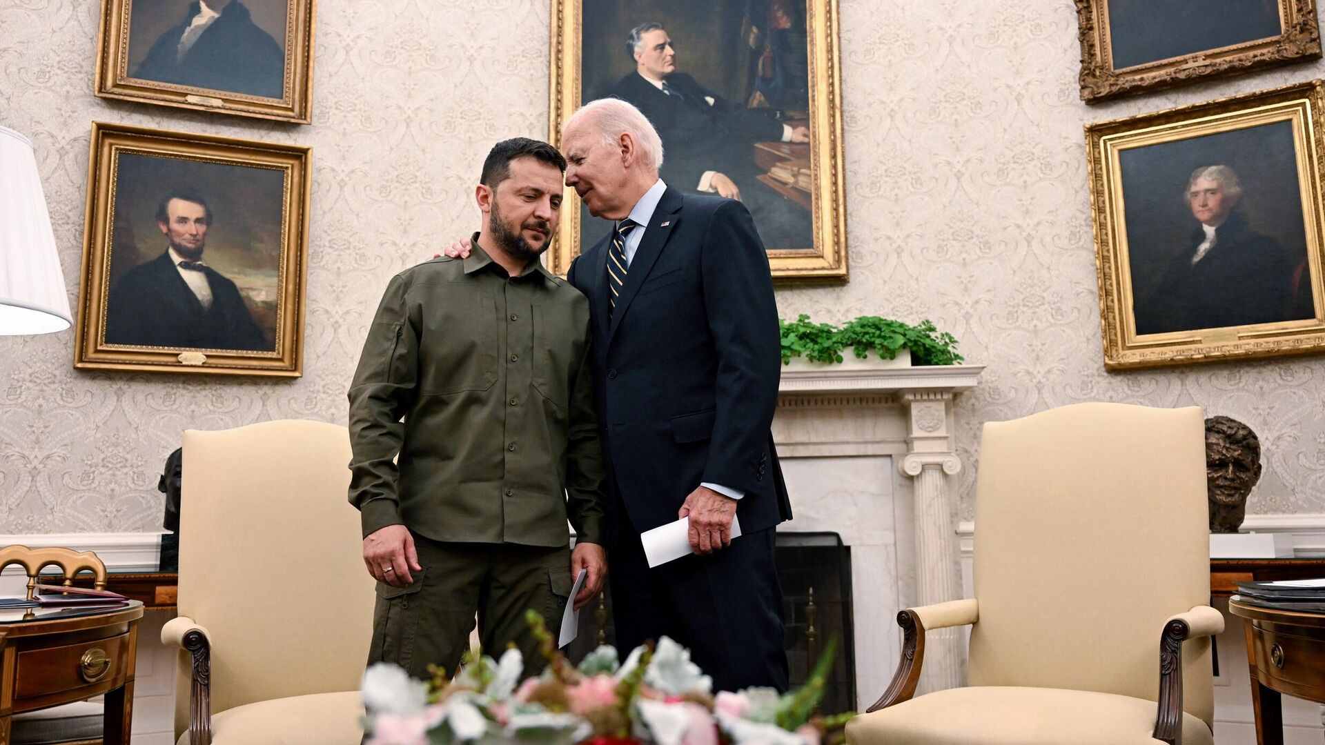 Президент США Джо Байден с президентом Украины Владимиром Зеленским в Овальном кабинете Белого дома в Вашингтоне - РИА Новости, 1920, 13.12.2023