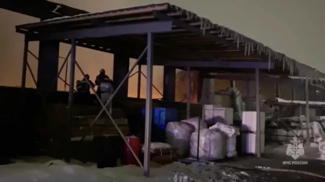 Пожар в ангаре со стройматериалами в Ивантеевке