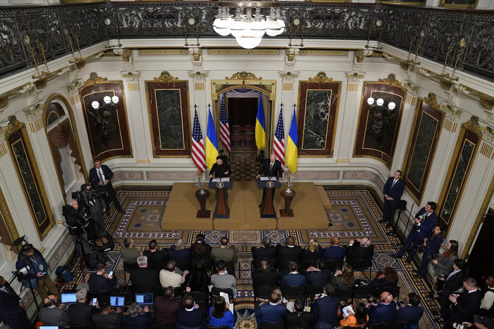 Президент США Джо Байден и президент Украины Владимир Зеленский проводят пресс-конференцию в Белом доме  - РИА Новости, 1920, 13.12.2023