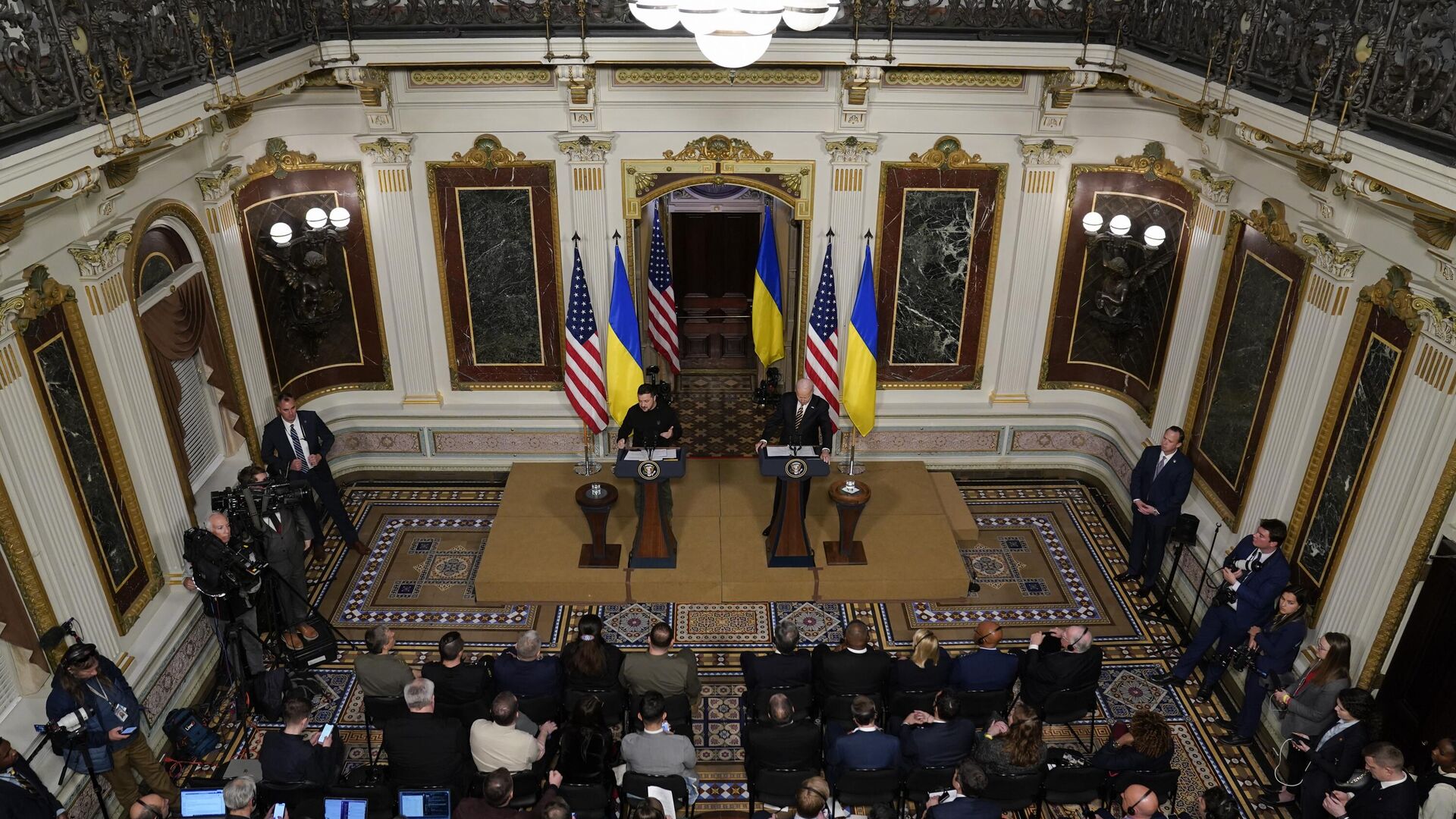 Президент США Джо Байден и президент Украины Владимир Зеленский проводят пресс-конференцию в Белом доме  - РИА Новости, 1920, 13.12.2023