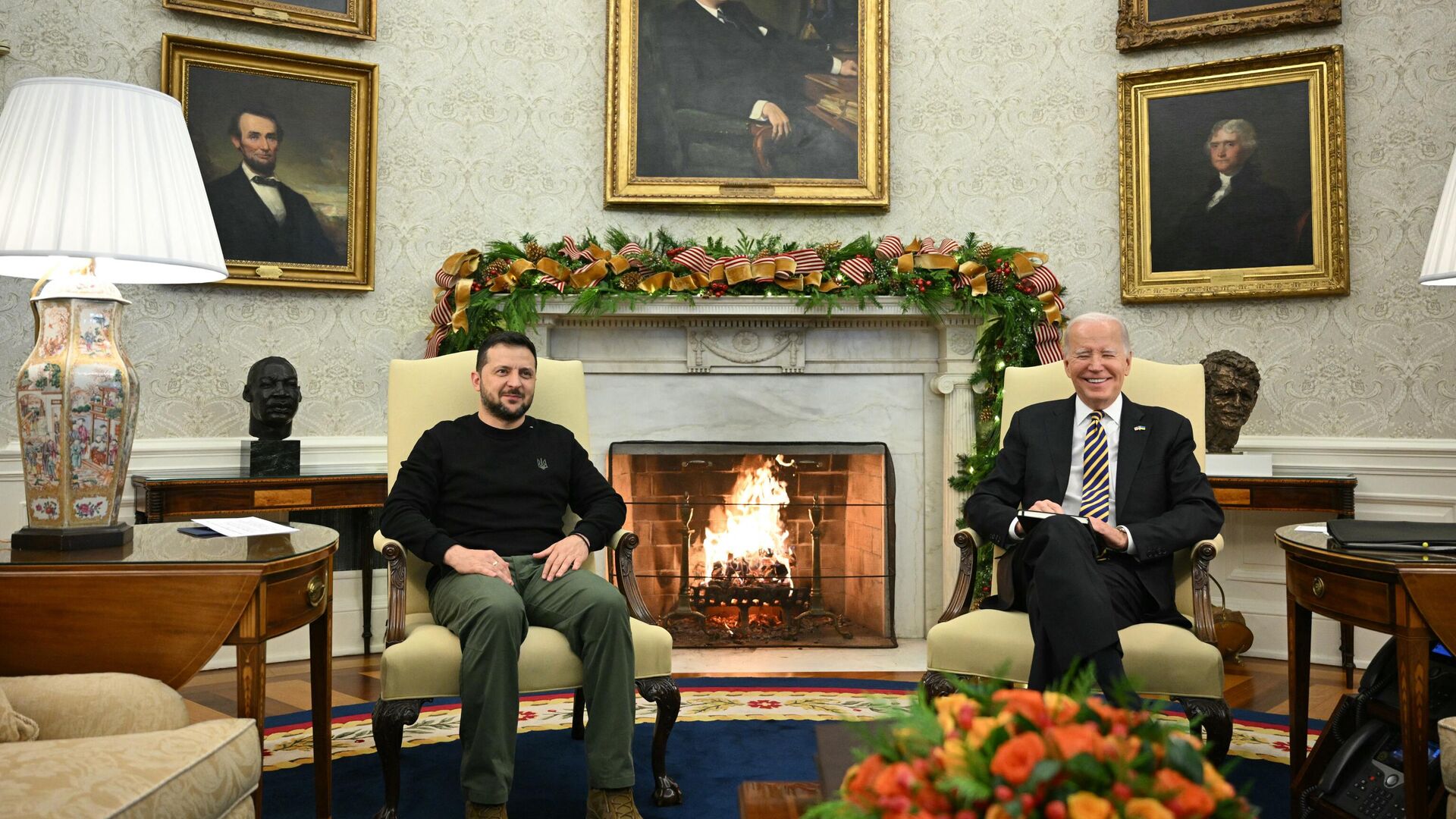 Президент США Джо Байден и президент Украины Владимир Зеленский во время встречи в Белом доме в Вашингтоне. 12 декабря 2023 - РИА Новости, 1920, 13.12.2023