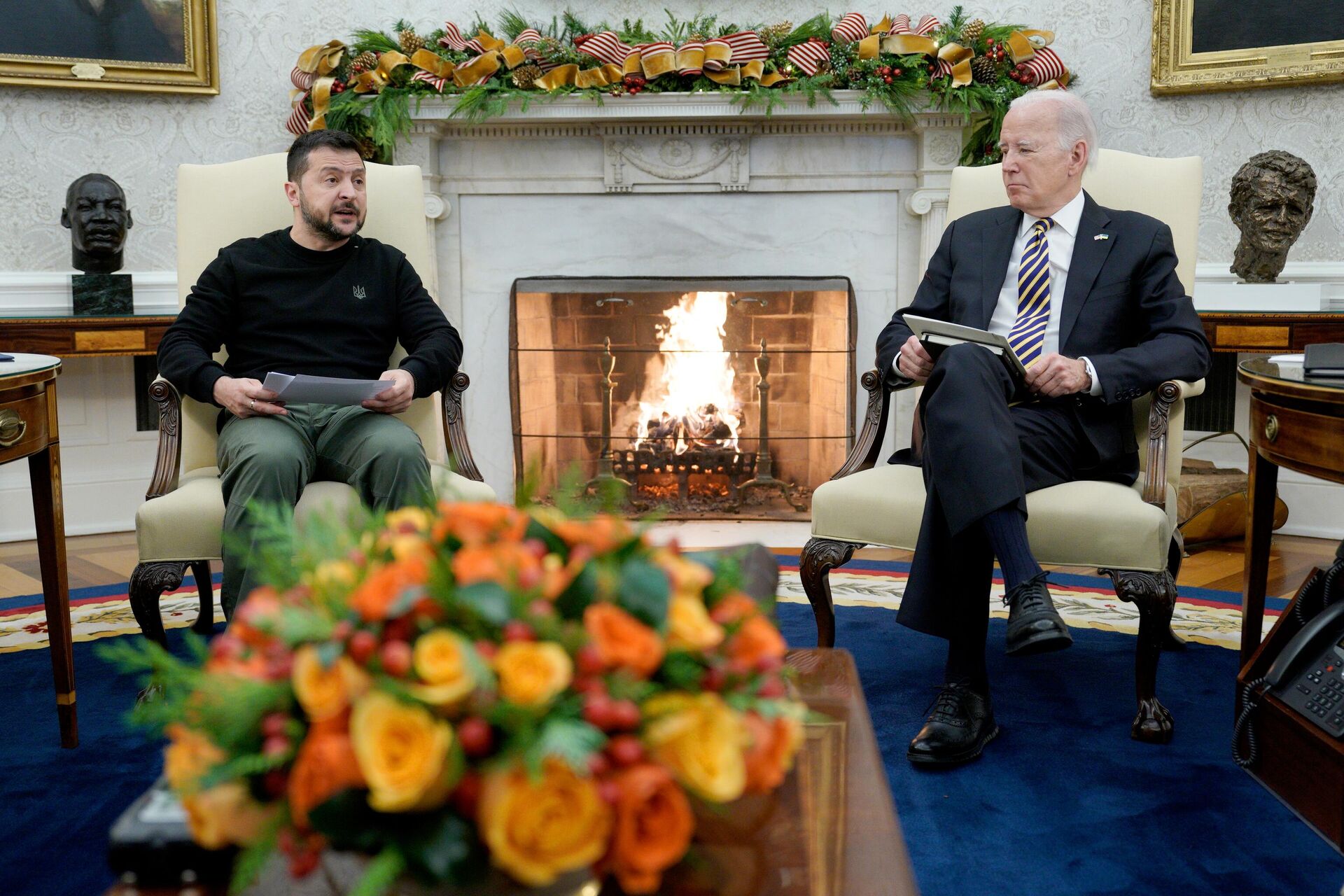 Президент Украины Владимир Зеленский и президент США Джо Байден во время встречи в Белом доме - РИА Новости, 1920, 19.04.2024