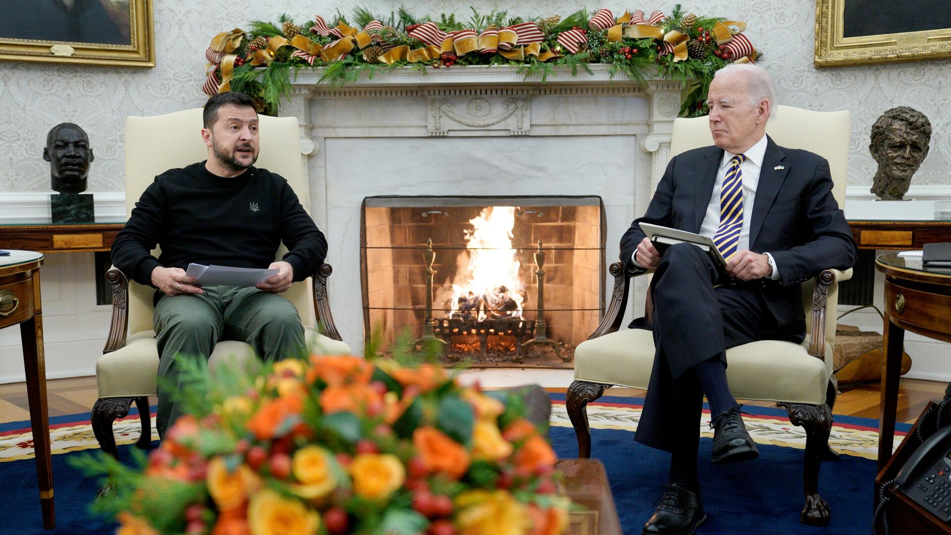 Президент Украины Владимир Зеленский и президент США Джо Байден во время встречи в Белом доме - РИА Новости, 1920, 14.12.2023