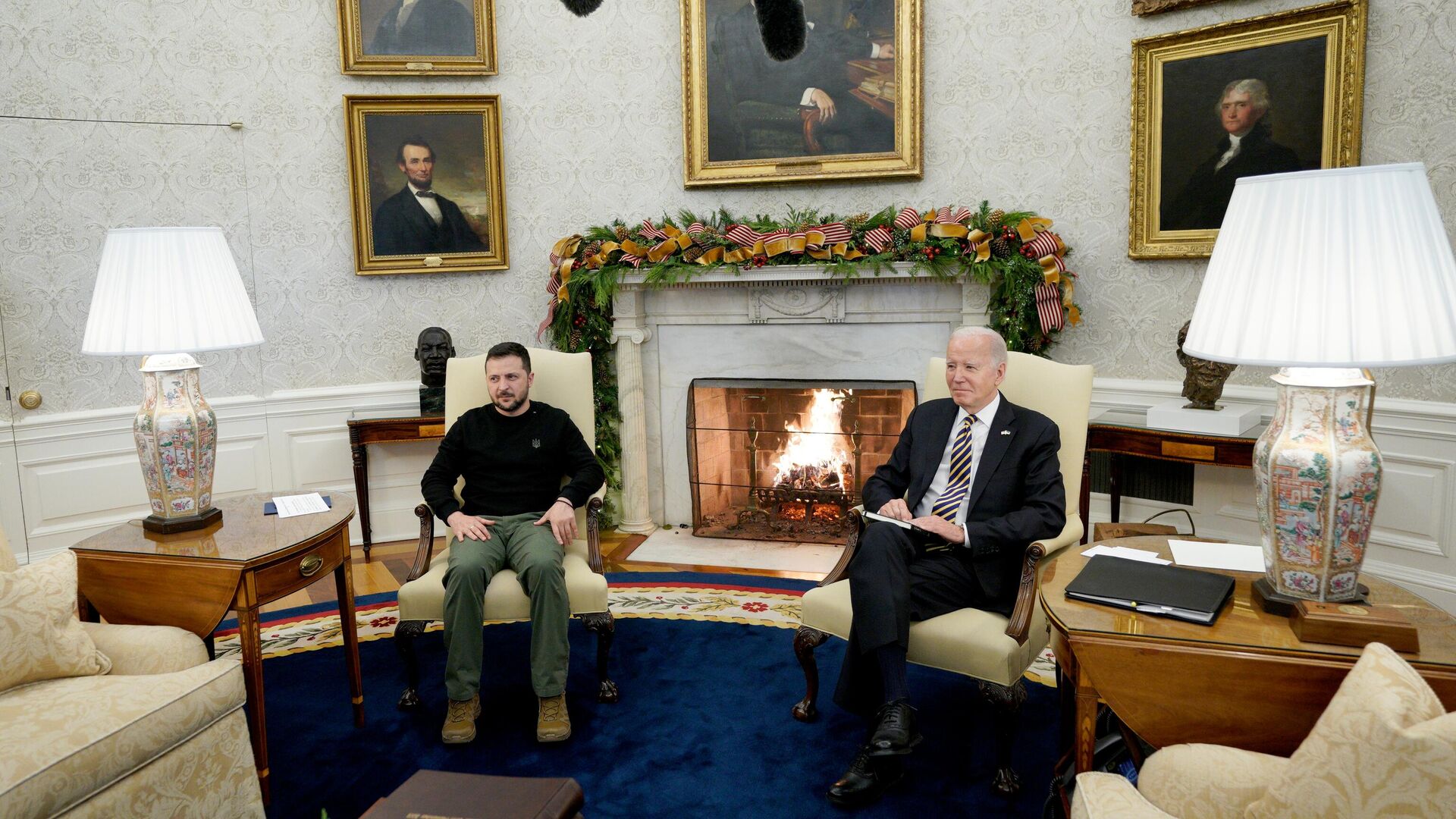 Президент Украины Владимир Зеленский и президент США Джо Байден во время встречи в Белом доме - РИА Новости, 1920, 13.12.2023