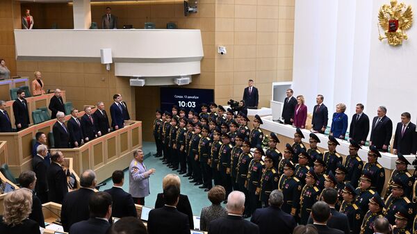 Сенаторы во время исполнения государственного гимна РФ на заседании Совета Федерации РФ. 13 декабря 2023 года