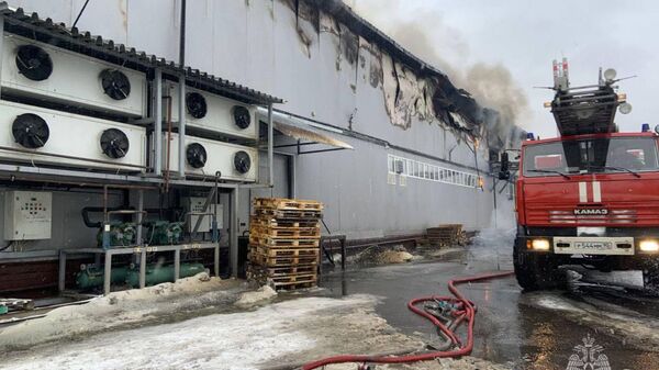Пожар в деревне Петушки, где горит производственное здание