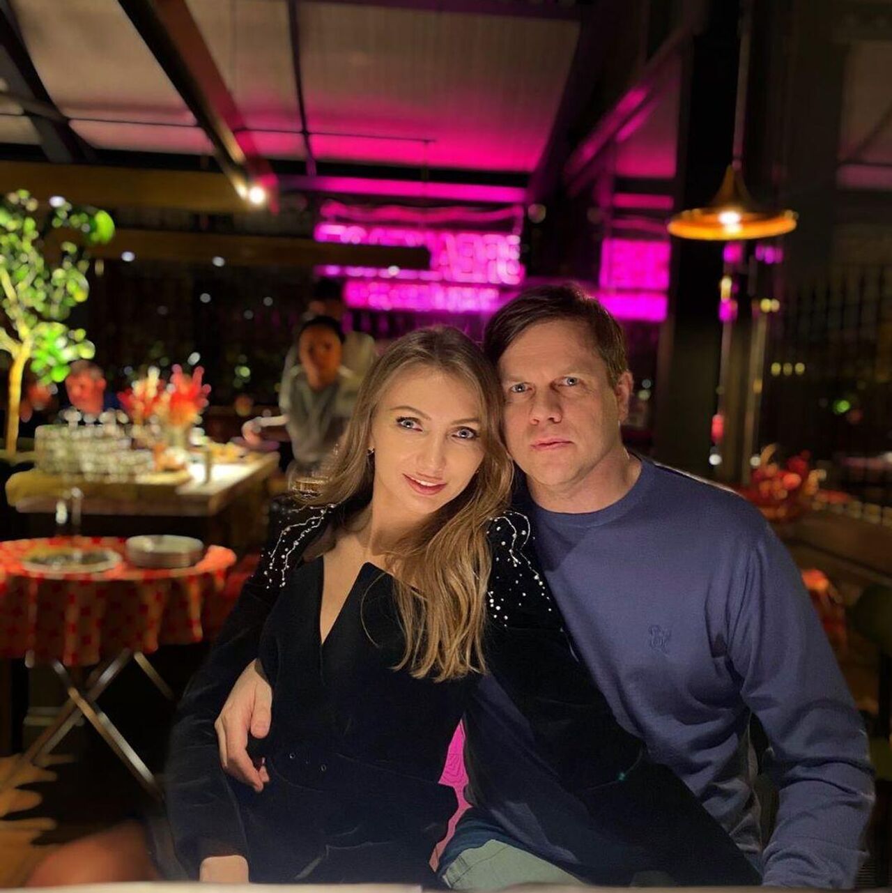 Дөңгелек тізелері бар порно видеолар