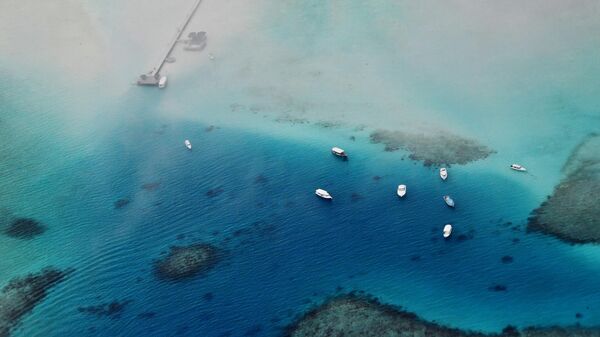 Лодки у коралловых рифов в Индийском океане в районе Мальдивских островов