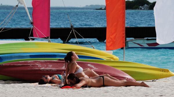 Отдыхающие на пляже одного из Мальдивских островов