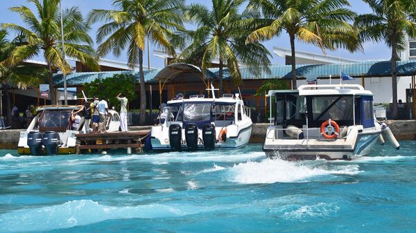 Комфортабельные скоростные катера (SpeedBoat) у причала рядом с международным аэропортом Мале на Мальдивах, которые доставляют отдыхающих на выбранные ими острова