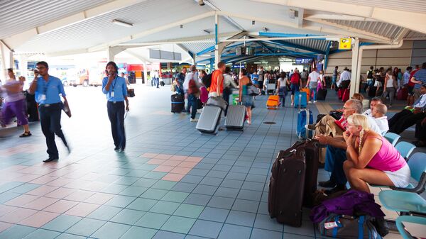 Туристы в международном аэропорту Мале