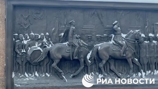 Конь без головы на горельефе Парад Победы в центре Москвы