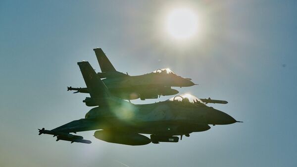 Истребители F-16 во время учений НАТО в Польше