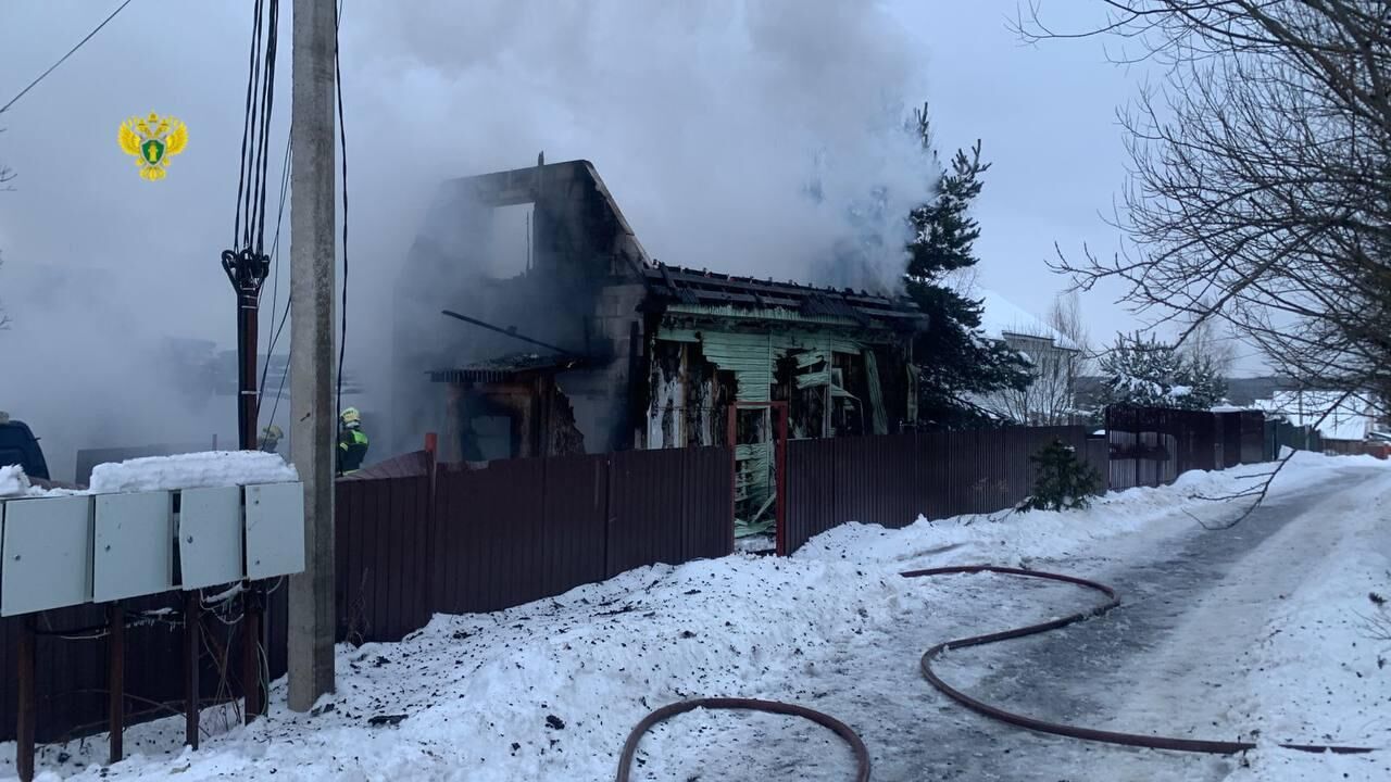 Пожар в частном доме на улице Светлая в поселке Краснопахорское в Новой Москве - РИА Новости, 1920, 13.12.2023