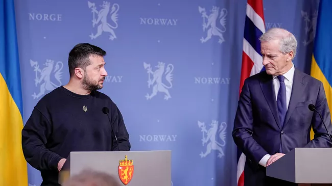 Президент Украины Владимир Зеленский и премьер-министр Норвегии Йонас Гар Стёре на пресс-конференции в Осло 