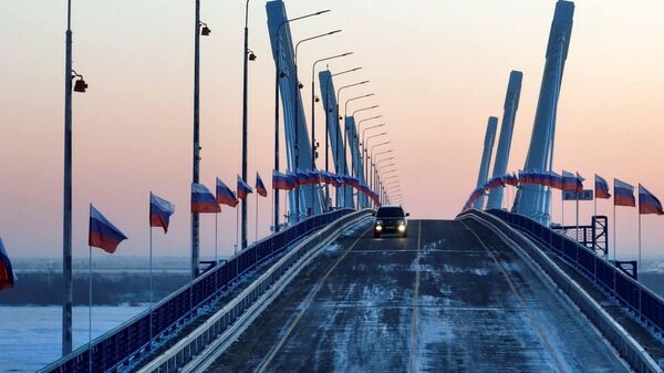 Движение по новому автомобильному мосту через реку Зею в Благовещенске