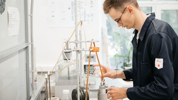Магистрант Савелий Шафер проводит анализ образцов полученного автомобильного бензина в лаборатории отделения химической инженерии Томского политеха