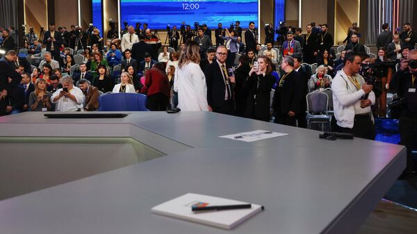 В зале перед началом совместной прямой линии и большой пресс-конференции президента РФ Владимира Путина