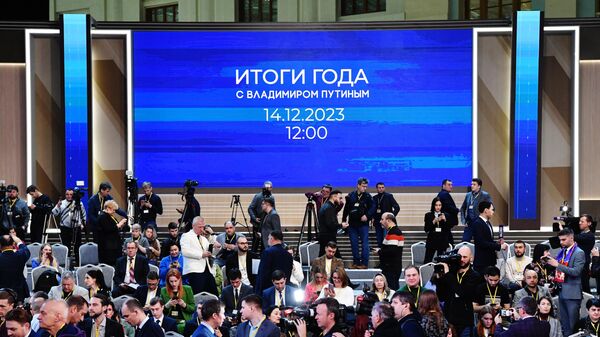 Журналисты в зале перед началом совместной прямой линии и большой пресс-конференции президента РФ Владимира Путина
